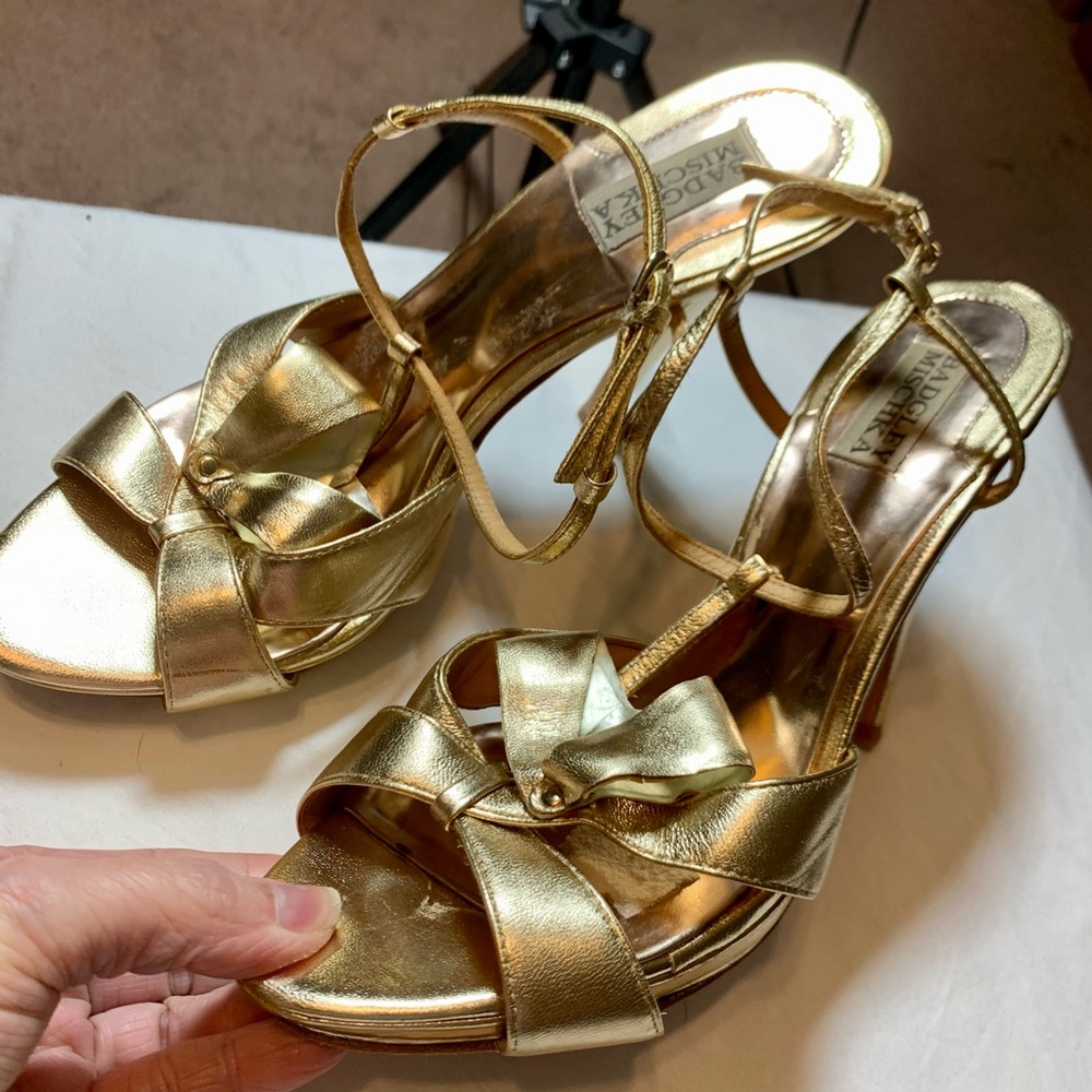 SOLD 10 badgley mischka gold foil leather bow heels - Picture 3 of 13